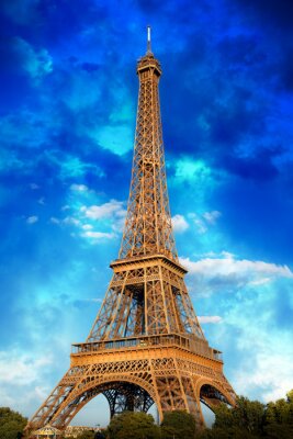 Papier peint  La Tour Eiffel sur le ciel bleu