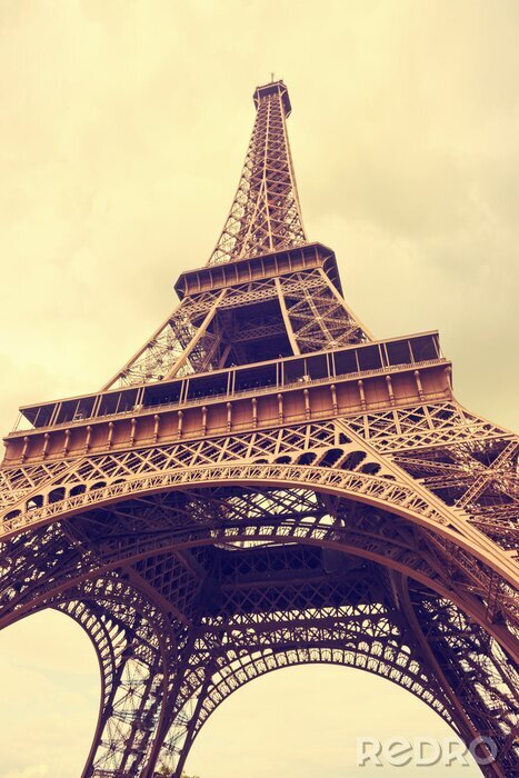 Papier peint  La Tour Eiffel vue d'en bas