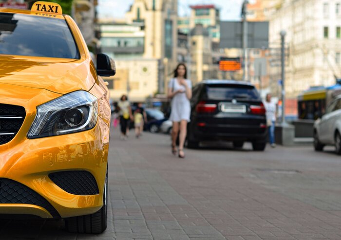 Papier peint  la voiture de taxi est garée sur le trottoir