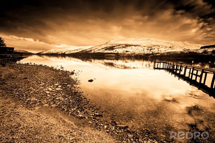 Papier peint  Lac dans les montagnes enneigées