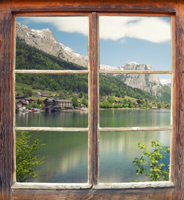 Lac et colline derrière une fenêtre