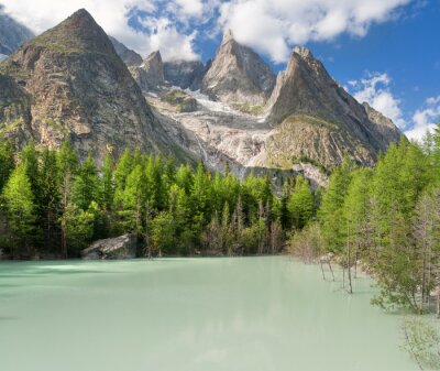 Lac vert et montagnes