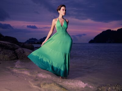 Lady en robe verte sur le rivage