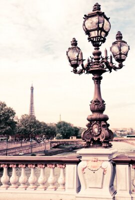 Lampadaire à motifs sur un pont parisien