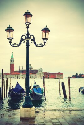 Lampadaire et Venise en arrière-plan