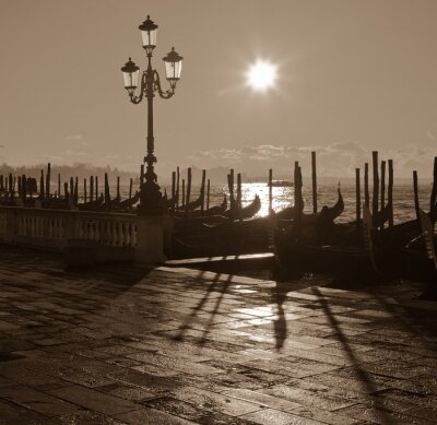 Lampadaire noir et blanc à Venise