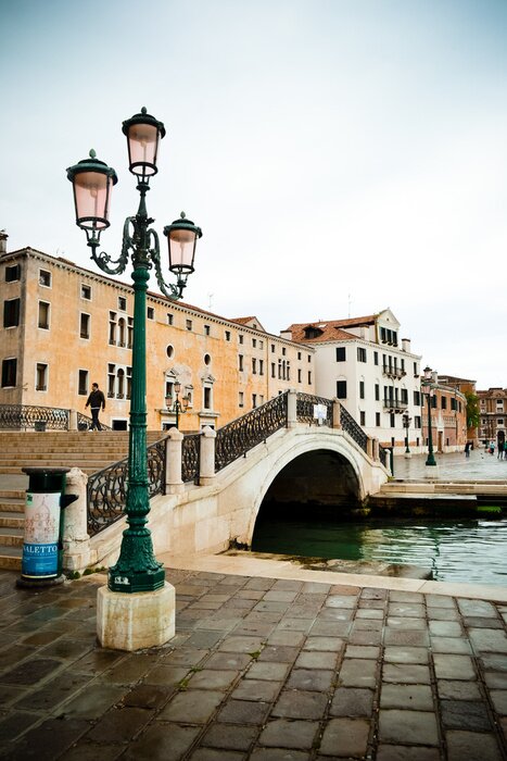 Papier peint  Lanterne rétro près d'un canal