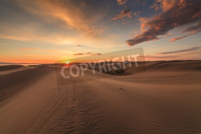 Papier peint  Le coucher de soleil dans le désert