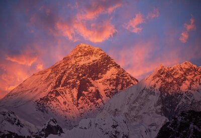 Le mont Everest (8848 m) au coucher du soleil.
