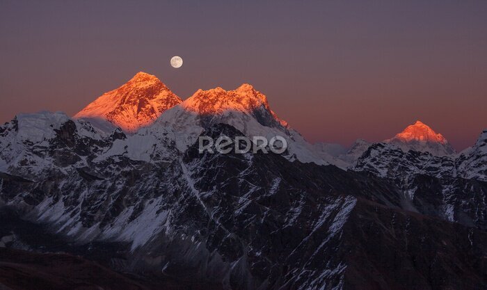 Papier peint  Le mont Everest et le Makalu à la lumière d'un ciel bleu Lune