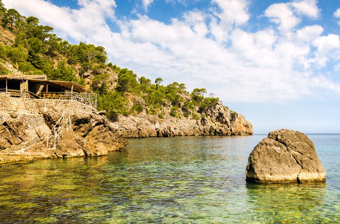 Papier peint  Le rivage rocheux et la mer