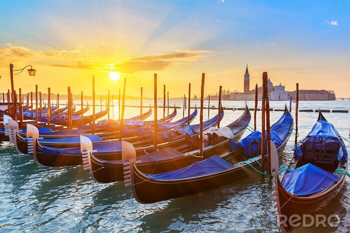 Papier peint  Le soleil et ses rayons à travers des gondoles