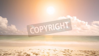 Papier peint  Le soleil levant sur la plage tropicale
