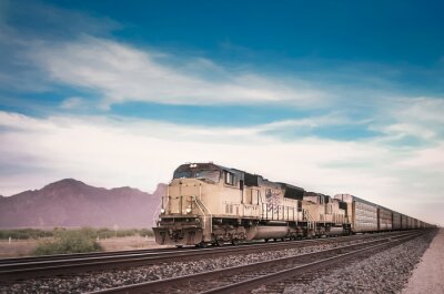 Le train de marchandises en Arizona paysage désertique