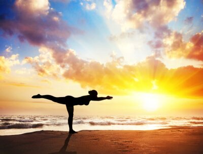 Le yoga au soleil couchant