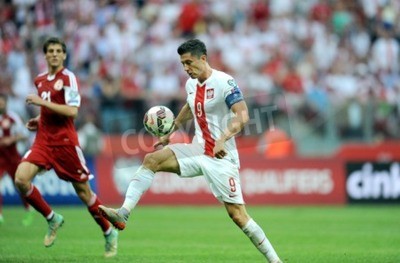 Papier peint  Legend Robert Lewandowski frappe la balle