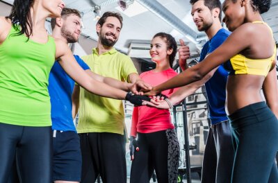 Les femmes et les hommes sont motivés pour marcher et courir et empiler les mains