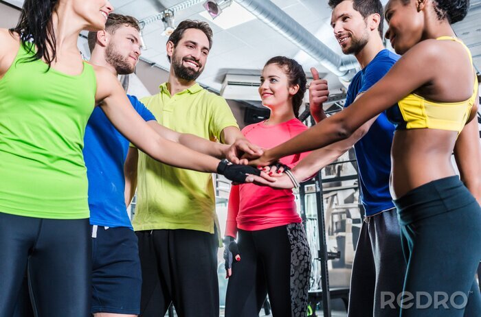 Papier peint  Les femmes et les hommes sont motivés pour marcher et courir et empiler les mains