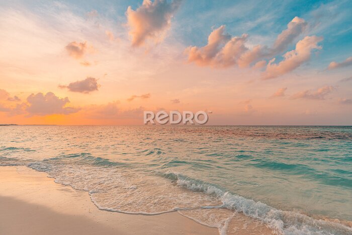 Papier peint  Les vagues de la mer atteignant la plage au lever du soleil