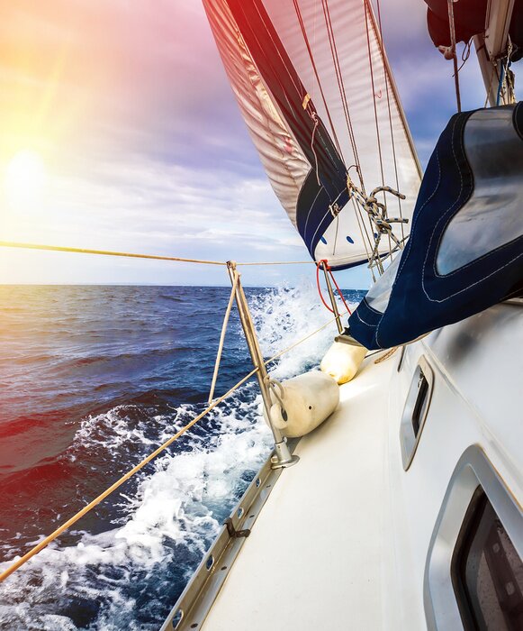 Papier peint  Les voiles blanches des yachts sur le fond de la mer