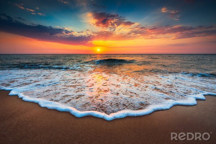 Papier peint  Lever de soleil coloré au bord de la mer