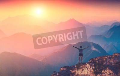 Papier peint  Lever de soleil et un homme dans les montagnes