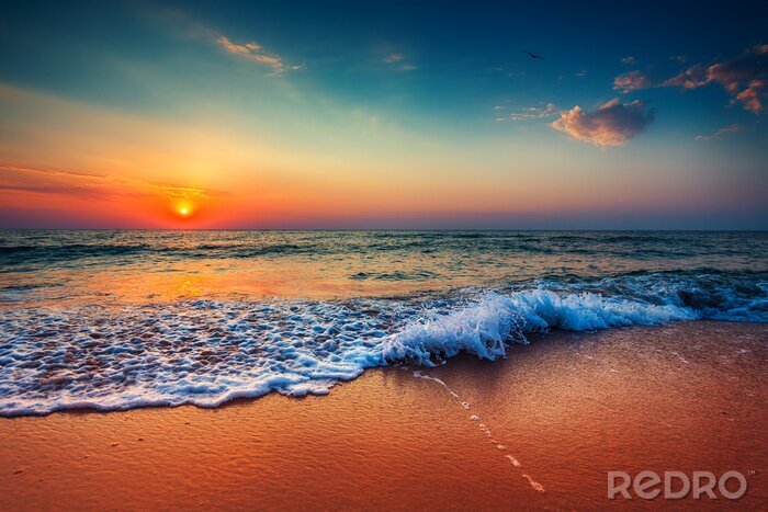 Papier peint  Lever de soleil et vagues au bord de la mer