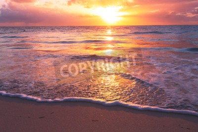 Papier peint  Lever de soleil sur la mer et les vagues