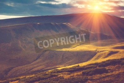 Papier peint  Lever de soleil sur les montagnes