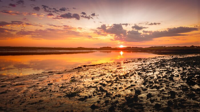 Papier peint  Lever de soleil sur une plage rocheuse