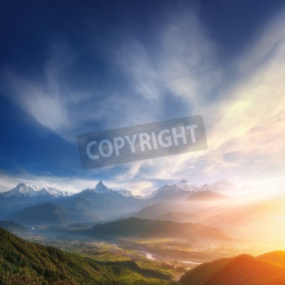 Papier peint  Lever de soleil sur une vallée de montagnes