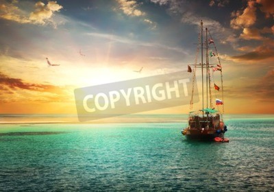 Papier peint  Lever du soleil et un yacht en mer