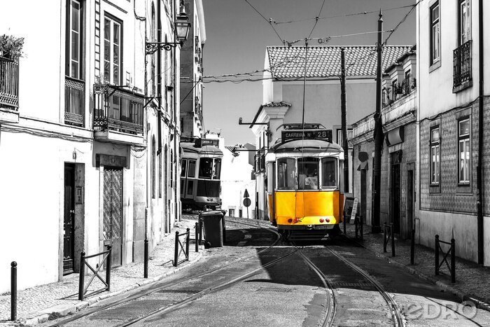 Papier peint  Lisbonne en noir et blanc avec un accent jaune