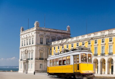 Lisbonne tram jaune à la place centrale Praça de Comercio, Portugal