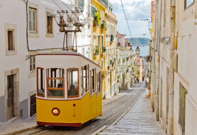 Papier peint  Lisbonne tramway et belles petites ruelles