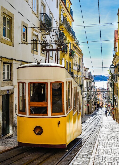 Papier peint  Lisbonne tramway jaune dans la rue