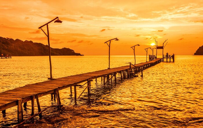 Papier peint  Longue passerelle à lampadaires