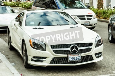 Papier peint  LOS ANGELES - 18 décembre 2013: Mercedes Benz blanche SL 550 stationné sur Rodeo Drive. La marque est utilisée automobiles, autobus, autocars et les camions. Le siège se trouve à Stuttgart, en Allemag