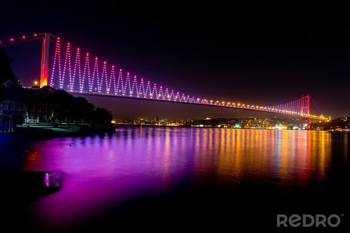 Papier peint  Lumières colorées sur un pont long