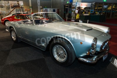Papier peint  MAASTRICHT, PAYS-BAS - 9 janvier 2015: Voiture de sport Maserati Spyder 3500 par Vignale, 1962. International Exhibition & Inter TopMobiel 2015
