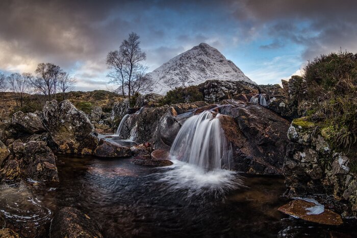 Papier peint  Magnifique paysage naturel d'Ecosse. Une chute d'eau avec la montagne couverte de neige en arrière-plan. L'Ecosse est tellement belle.