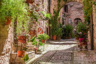 Magnifique porche décoré dans une petite ville en Italie en été, Ombrie