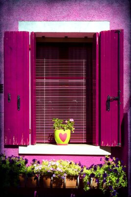 Maison avec une fenêtre violette