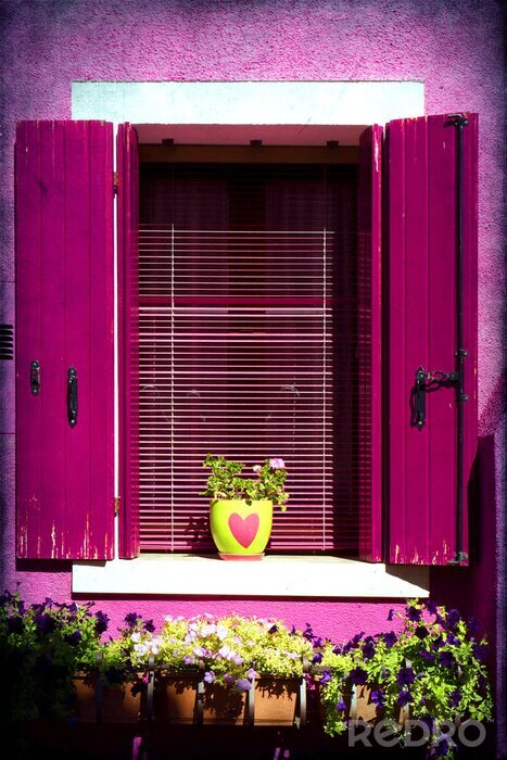 Papier peint  Maison avec une fenêtre violette