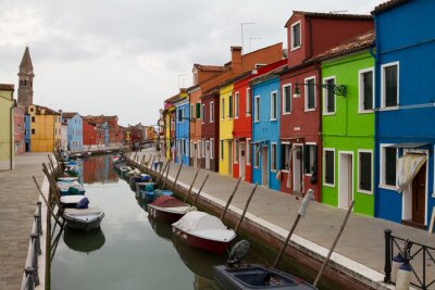 Papier peint  Maisons basses et colorées au bord d'un canal