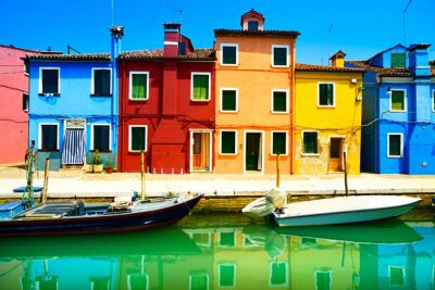 Maisons multicolores au bord d'un canal