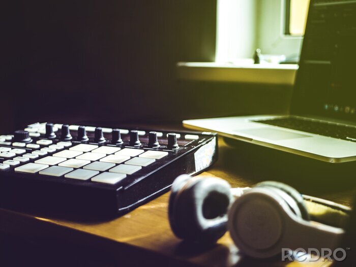 Papier peint  making hip hop beats on the drum machine controller at the home studio