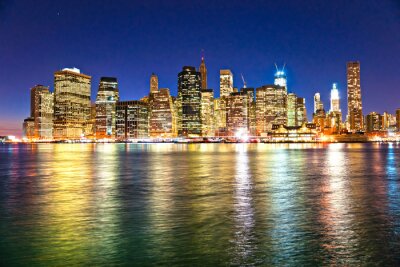 Manhattan éclairé avec les lumières artificielles