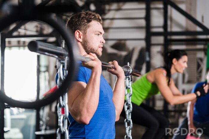 Papier peint  Mann im Fitnessstudio bei Fonctionnel Fitness Sport avec Hantel und Kette