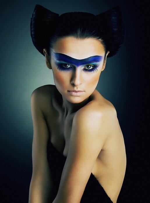 Papier peint  mannequin de mode dans le maquillage lumineux